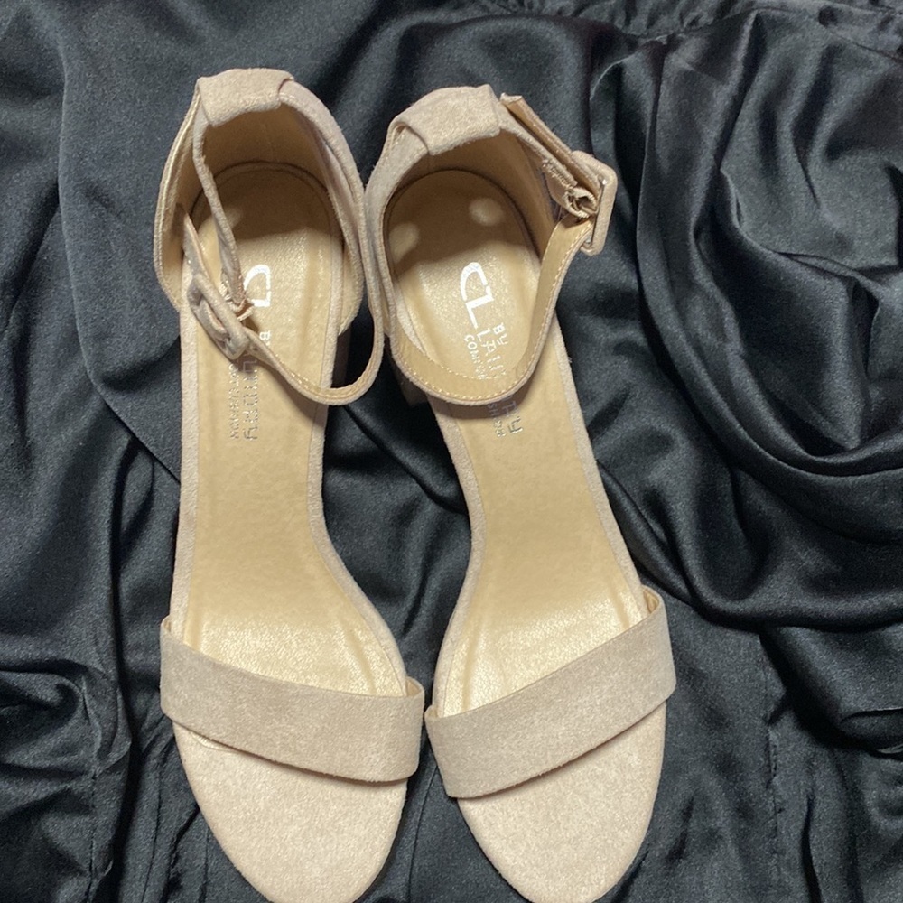 CL by Laundry Sandals. Nude Size 7 1/2 - Picture 2 of 9